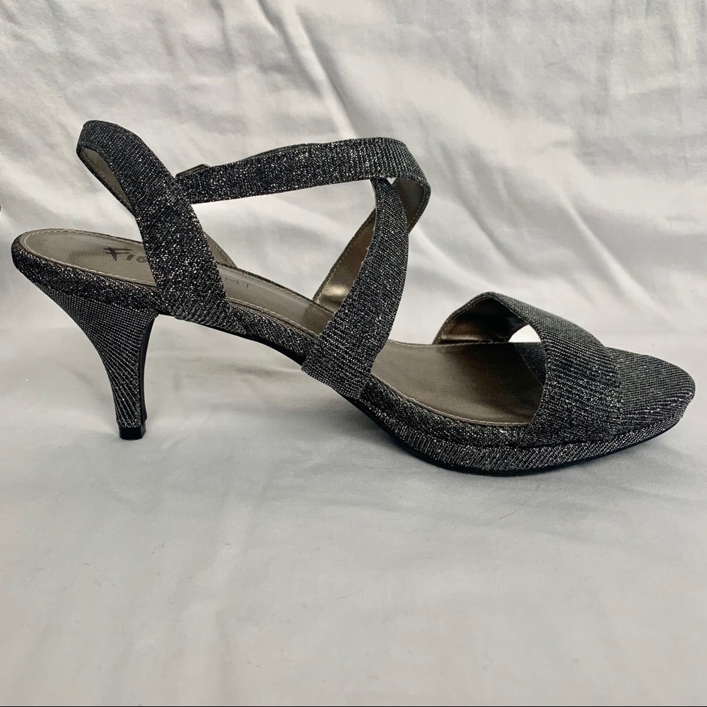 Silver Heels - Picture 3 of 7